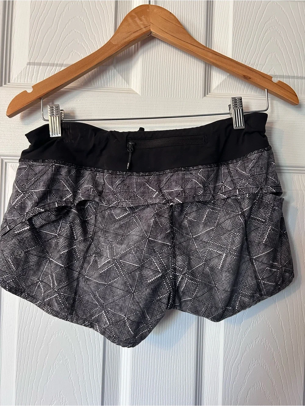 Lululemon Speed Up Running Shorts in Formation Alpine White Black/Black- Sz 6